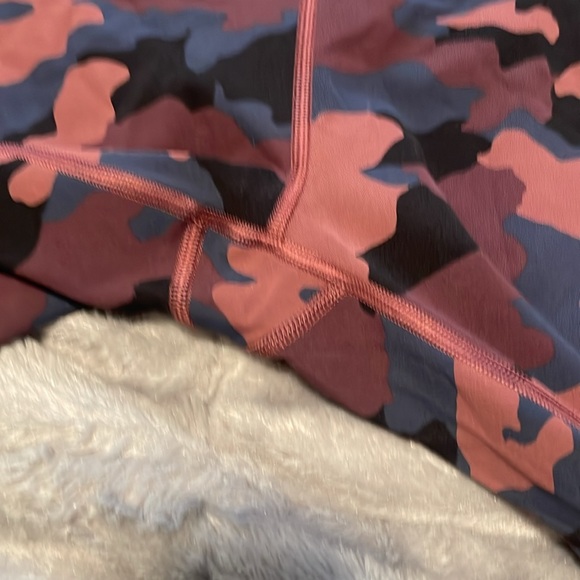 Lululemon Camo full length legging size 6  worn once - Picture 3 of 6
